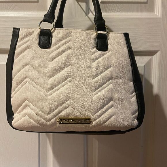 Betsey Johnson off white & Black quilted faux leather satchel with bow accent - Picture 4 of 14